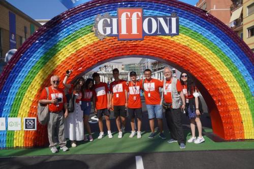 (24 Luglio) prima foto gruppo sotto l'arcobaleno di lattine