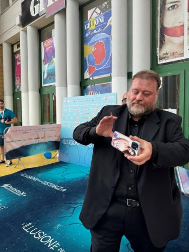 (22 luglio) Stefano Fresi si prepara per il selfie