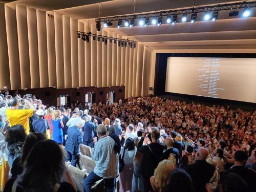 Standing ovation in sala grande per il regista Martin McDonagh e Colin Farrell (The Banshees of Inisherin)